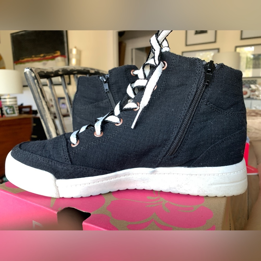 Roxy Women's Camy U Hidden Wedge High Top Comfort Sneakers, Black, size 8.5
